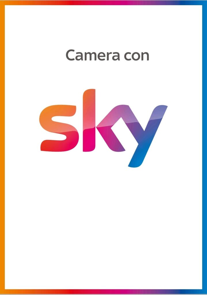 "Logo multicolore di Sky con la scritta 'Camera con' sopra."